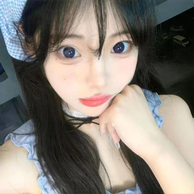 戴流苏耳环的少女
